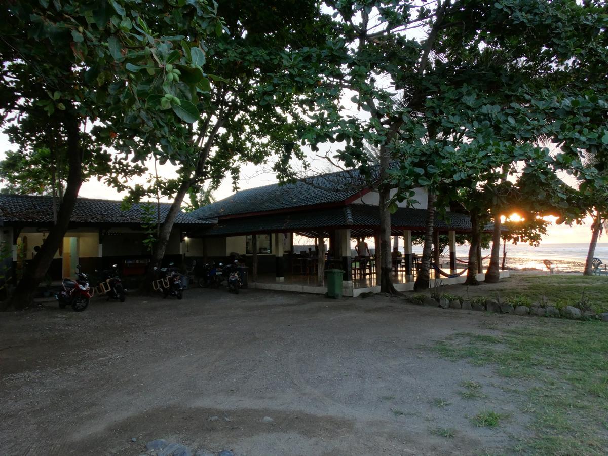 Rantung Beach Hotel Sumbawa Besar Exterior foto